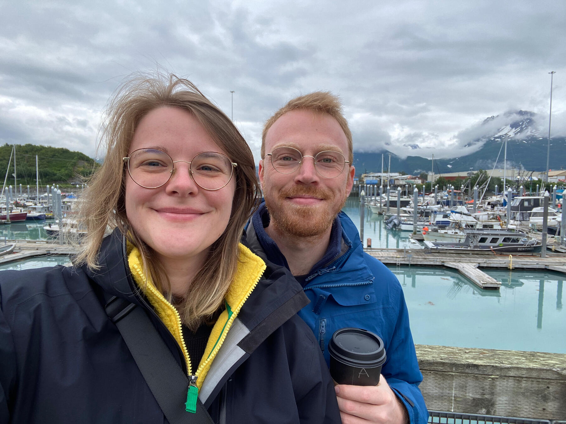 Josi und Daniel am Hafen